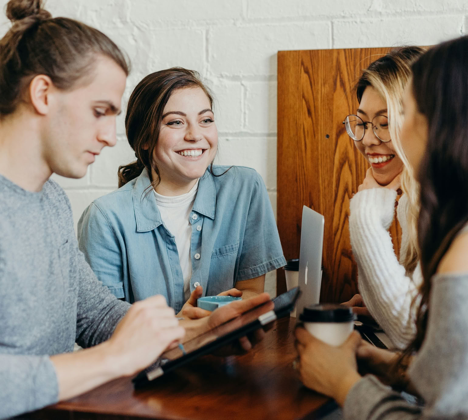 Gelukkig Etnische Vrouw Zittend Aan Tafel Met Laptop
